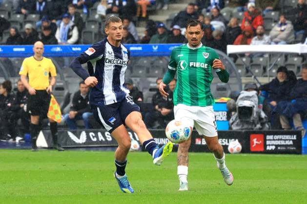 DEU, DFL, 2 FBL, Hertha BSC vs Preussen Muenster, 04 10 2025, Berliner Olympiastadion, Berlin, DEU, DFL, 2 FBL, Hertha BSC vs Preussen Muenster, im Bild Michael Cuisance Hertha BSC Berlin 10 , Oliver Batista Meier Preussen Muenster 17 DFL regulations prohibit any use of Photographs as image sequences and or quasi video nordphotoxGmbHx xEngler nph00076