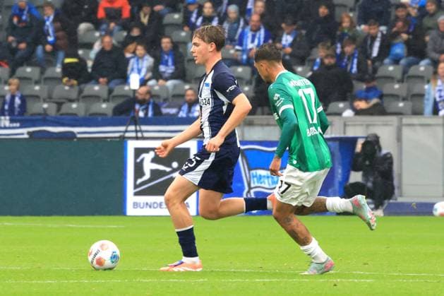 DEU, DFL, 2 FBL, Hertha BSC vs Preussen Muenster, 04 10 2025, Berliner Olympiastadion, Berlin, DEU, DFL, 2 FBL, Hertha BSC vs Preussen Muenster, im Bild Kennet Eichhorn Hertha BSC Berlin 23 , Oliver Batista Meier Preussen Muenster 17 DFL regulations prohibit any use of Photographs as image sequences and or quasi video nordphotoxGmbHx xEngler nph00076
