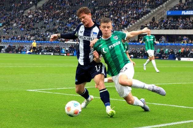 DEU, DFL, 2 FBL, Hertha BSC vs Preussen Muenster, 04 10 2025, Berliner Olympiastadion, Berlin, DEU, DFL, 2 FBL, Hertha BSC vs Preussen Muenster, im Bild Sebastian Groenning Hertha BSC Berlin 17 , Jano ter Horst Preussen Muenster 27 DFL regulations prohibit any use of Photographs as image sequences and or quasi video nordphotoxGmbHx xEngler nph00076