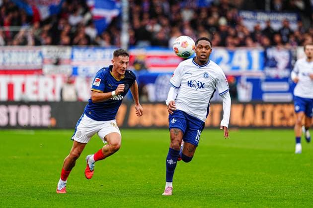 Adrian Kapralik Holstein Kiel, 20 , Jean Paul Boetius SV Darmstadt 98, 10 GER, Holstein Kiel vs SV Darmstadt 98, Football, 2 Bundesliga, Matchday 8, Season 2025 2026, 04 10 2025 DFL REGULATIONS PROHIBIT ANY USE OF PHOTOGRAPHS AS IMAGE SEQUENCES AND OR QUASI VIDEO GER, Holstein Kiel vs SV Darmstadt 98, Football, 2 Bundesliga, Matchday 8, Season 2025 2026, 04 10 2025 Kiel Copyright: xEibner-Pressefoto MarcelxvonxFehrnx EP_MFN