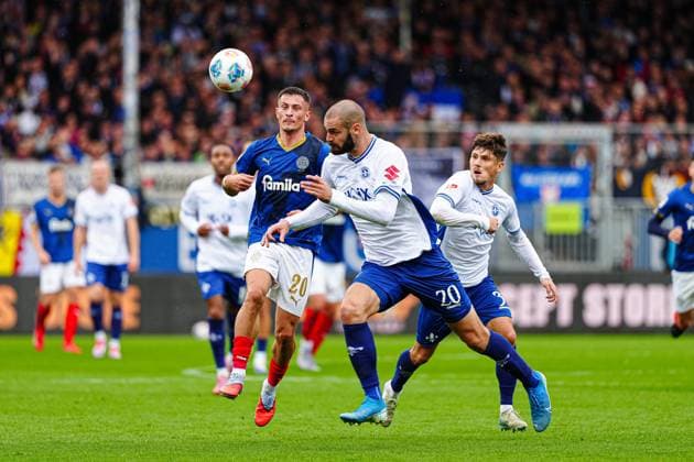 Adrian Kapralik Holstein Kiel, 20 , Aleksandar Vukotic SV Darmstadt 98, 20 GER, Holstein Kiel vs SV Darmstadt 98, Football, 2 Bundesliga, Matchday 8, Season 2025 2026, 04 10 2025 DFL REGULATIONS PROHIBIT ANY USE OF PHOTOGRAPHS AS IMAGE SEQUENCES AND OR QUASI VIDEO GER, Holstein Kiel vs SV Darmstadt 98, Football, 2 Bundesliga, Matchday 8, Season 2025 2026, 04 10 2025 Kiel Copyright: xEibner-Pressefoto MarcelxvonxFehrnx EP_MFN