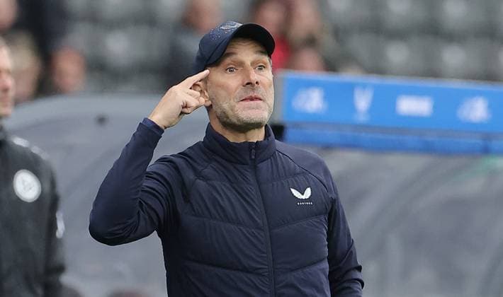 Coach Stefan Leitl points to the head Action upper body Sport Soccer Football DFL 2 Bundesliga Men 8 Matchday Season 2025 2026 04 10 2025 Hertha BSC Berlin vs Preußen Münster DFL regulations prohibit any use of photographs as image sequences and or quasi video