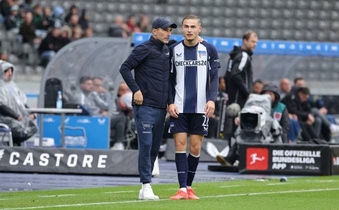 Coach Stefan Leitl talks to Marten Winkler Sport Soccer Football DFL 2 Bundesliga Men 8 Matchday Season 2025 2026 04 10 2025 Hertha BSC Berlin vs Preußen Münster DFL regulations prohibit any use of photographs as image sequences and or quasi video