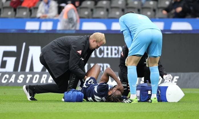 Deyovaisio Zeefuik battered, injured on the ground Sport Football Soccer DFL 2 Bundesliga Men 8 Matchday Season 2025 2026 04 10 2025 Hertha BSC Berlin vs Preußen Münster DFL regulations prohibit any use of photographs as image sequences and or quasi video