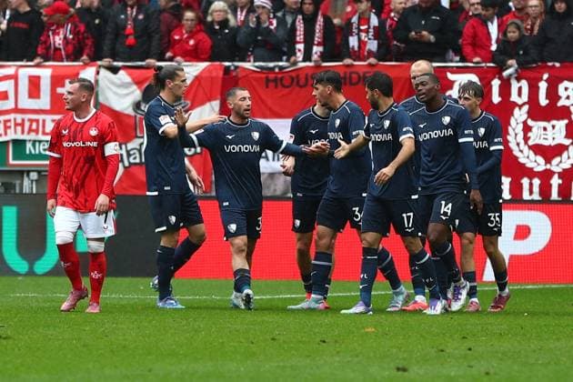 04 10 2025, xmohx, Fußball 2 Bundesliga, 1 FC Kaiserslautern VfL Bochum v l Torjubel nach dem Tor zum celebrating the goal celebrate 1 1 durch Gerrit Holtmann VfL Bochum DFL DFB REGULATIONS PROHIBIT ANY USE OF PHOTOGRAPHS as IMAGE SEQUENCES and or QUASI VIDEO Kaiserslautern