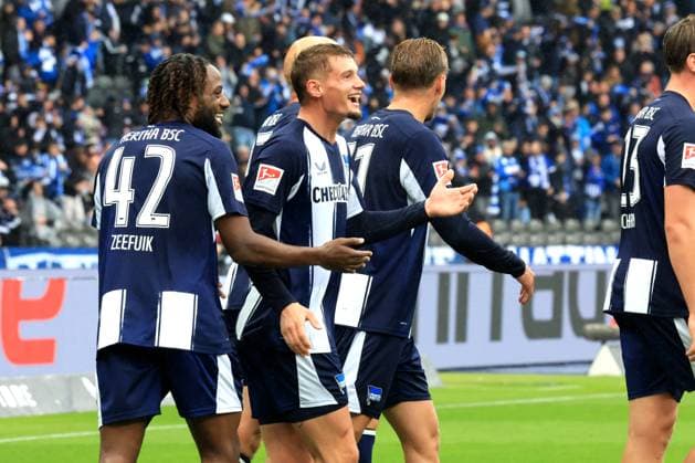 DEU, DFL, 2 FBL, Hertha BSC vs Preussen Muenster, 04 10 2025, Berliner Olympiastadion, Berlin, DEU, DFL, 2 FBL, Hertha BSC vs Preussen Muenster, im Bild 1 0 durch Michael Cuisance Hertha BSC Berlin 10 , Marton Dardai Hertha BSC Berlin 31 , Linus Gechter Hertha BSC Berlin 44 DFL regulations prohibit any use of Photographs as image sequences and or quasi video nordphotoxGmbHx xEngler nph00076