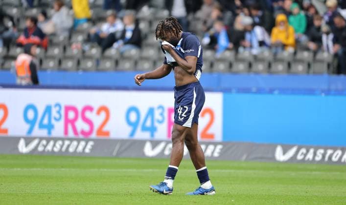Deyovaisio Zeefuik battered, injured Sport Football Soccer DFL 2 Bundesliga Men 8 Matchday Season 2025 2026 04 10 2025 Hertha BSC Berlin vs Preußen Münster DFL regulations prohibit any use of photographs as image sequences and or quasi video