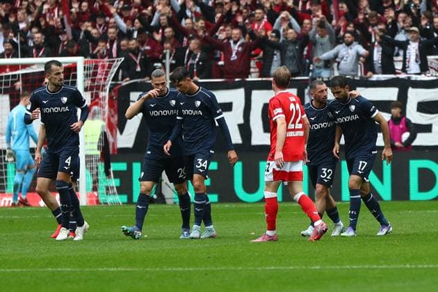 04 10 2025, xmohx, Fußball 2 Bundesliga, 1 FC Kaiserslautern VfL Bochum v l Torjubel nach dem Tor zum celebrating the goal celebrate 1 1 durch Gerrit Holtmann VfL Bochum DFL DFB REGULATIONS PROHIBIT ANY USE OF PHOTOGRAPHS as IMAGE SEQUENCES and or QUASI VIDEO Kaiserslautern