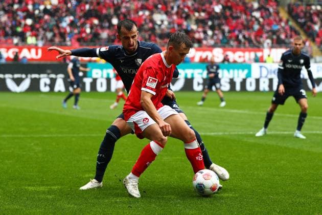 04 10 2025, xmohx, Fußball 2 Bundesliga, 1 FC Kaiserslautern VfL Bochum v l Erhan Masovic VfL Bochum Naatan Mikael Skyttä 1 FC Kaiserslautern Zweikampf, Aktion, action, battle for the ball DFL DFB REGULATIONS PROHIBIT ANY USE OF PHOTOGRAPHS as IMAGE SEQUENCES and or QUASI VIDEO Kaiserslautern