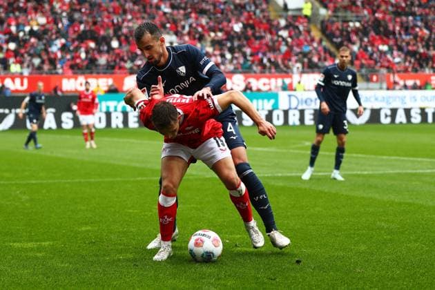 04 10 2025, xmohx, Fußball 2 Bundesliga, 1 FC Kaiserslautern VfL Bochum v l Erhan Masovic VfL Bochum Naatan Mikael Skyttä 1 FC Kaiserslautern Zweikampf, Aktion, action, battle for the ball DFL DFB REGULATIONS PROHIBIT ANY USE OF PHOTOGRAPHS as IMAGE SEQUENCES and or QUASI VIDEO Kaiserslautern