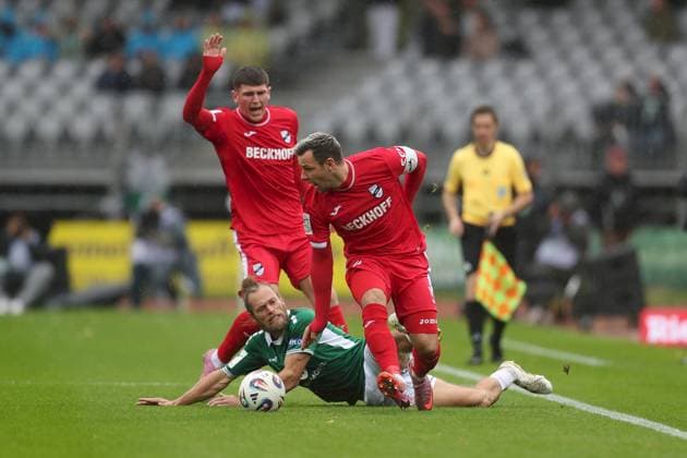 04 10 2025, xjcx, Herren, Fußball, Saison 2025 2026, 3 Liga, 10 Spieltag 1 FC Schweinfurt 1905 SC Verl Kristian Böhnlein 13, 1 FC Schweinfurt 1905 und Niko Kijewski 19, SC Verl , DFL DFB REGULATES PROHIBIT ANY USE OF PHOTOGRAPHS AS IMAGE SEQUENCES AND OR QUASI VIDEO Schweinfurt Sachs Stadion Bayern Germany
