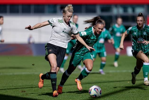 from left Carolin Simon FC Bayern Munich, 30 and Maja Sternad SV Werder Bremen, 11 in a duel, dynamic, action, action, game scene, THE DFB GUIDELINES PROHIBIT ANY USE OF PHOTOGRAPHS AS IMAGE SEQUENCES AND OR QUASI VIDEO DFB REGULATIONS PROHIBIT ANY USE OF PHOTOGRAPHS AS IMAGE SEQUENCES AND OR QUASI VIDEO , 04 10 2025, Munich Germany , Football, Google Pixel Womens Bundesliga, FC Bayern Munich SV Werder Bremen xobx