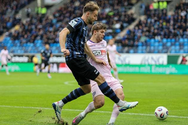 Lukas Kluenter SV Waldhof Mannheim, 24 in duel against Frederik Christensen VfL Osnabr ck, 3 at SV Waldhof Mannheim VfL Osnabrueck on 04 10 25 at Carl Benz Stadium, Mannheim xamx Photo Alfio Marino Copyright: