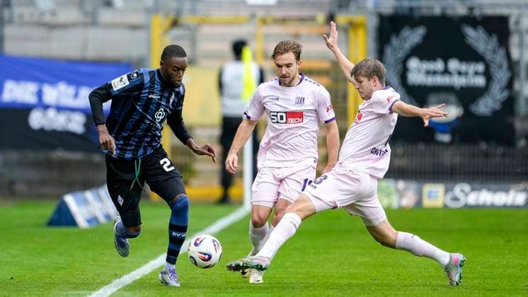v li Adama Diakhaby SVWM, 27 , Lars Kehl Osnabrück, 18 , Frederik Christensen Osnabrück, 3 , duel, duel, tackle, tackling, dynamics, action, action, 04 10 2025, Mannheim Germany , Football, 3 Liga, SV Waldhof Mannheim VfL Osnabrück, DFB DFL REGULATIONS PROHIBIT ANY USE OF PHOTOGRAPHS AS IMAGE SEQUENCES AND OR QUASI VIDEO xozx