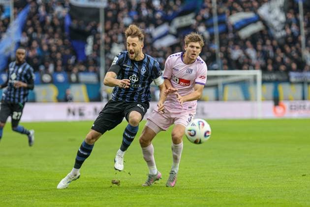 Lukas Kluenter SV Waldhof Mannheim, 24 and Frederik Christensen VfL Osnabr ck, 3 at SV Waldhof Mannheim VfL Osnabrueck on 04 10 25 at Carl Benz Stadium, Mannheim xamx Photo Alfio Marino Copyright: