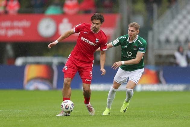 04 10 2025, xjcx, Herren, Fußball, Saison 2025 2026, 3 Liga, 10 Spieltag 1 FC Schweinfurt 1905 SC Verl Fynn Otto 34, SC Verl und Jakob Tranziska 17, 1 FC Schweinfurt 1905 , DFL DFB REGULATES PROHIBIT ANY USE OF PHOTOGRAPHS AS IMAGE SEQUENCES AND OR QUASI VIDEO Schweinfurt Sachs Stadion Bayern Germany