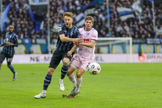 Lukas Kluenter SV Waldhof Mannheim, 24 and Frederik Christensen VfL Osnabr ck, 3 at SV Waldhof Mannheim VfL Osnabrueck on 04 10 25 at Carl Benz Stadium, Mannheim xamx Photo Alfio Marino Copyright: