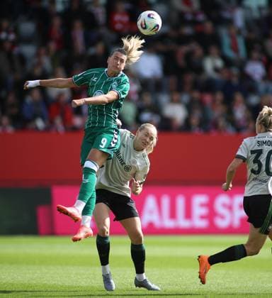 Soccer, Women, Google Pixel Women Bundesliga, 22 Matchday, Season 2025 2026, FC Bayern Munich SV Werder Bremen, Campus Medina Desic SV Werder Bremen left with Magdalena Eriksson FC Bayern Munich right in duel for the ball, header