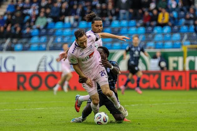 Jannik M ller VfL Osnabr ck, 24 anticipates Kennedy Okpala SV Waldhof Mannheim, 32 at SV Waldhof Mannheim VfL Osnabrueck on 04 10 25 at Carl Benz Stadium, Mannheim xamx Photo Alfio Marino Copyright: