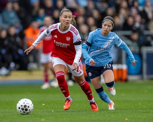 4th October 2025; Joie Stadium, Manchester, England; Womens Super League Football, Manchester City versus Arsenal; m21 looks to pass the ball  TimxWilliams