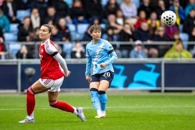 4th October 2025; Joie Stadium, Manchester, England; Womens Super League Football, Manchester City versus Arsenal; Aoba Fujino of Manchester City Women crosses the ball  TimxWilliams