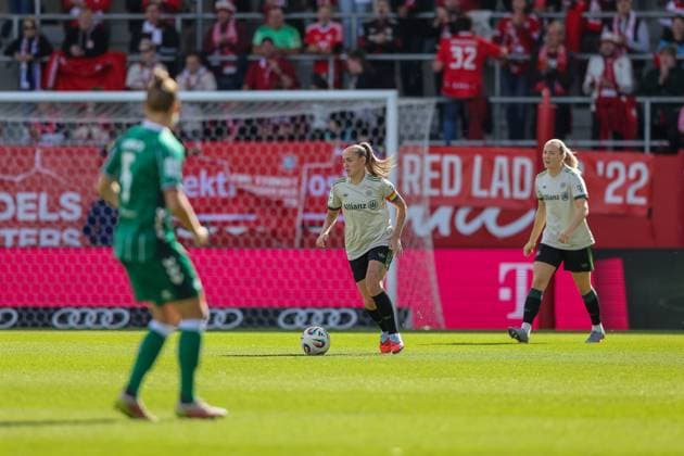 Georgia Standway FC Bayern Muenchen, 31 with ball, with fffcb05 and Michelle Ulrbrich SV Werder Bremen, 05 , GER, FC Bayern Muenchen vs SV Werder Bremen, Soccer, Google Pixel Women Bundesliga, 5 Matchday, Season 2025 2026, 04 10 2025, DFL DFB REGULATIONS PROHIBIT ANY USE OF PHOTOGRAPHS as IMAGE SEQUENCES and or QUASI VIDEO, GER, FC Bayern Muenchen vs SV Werder Bremen, Football, Google Pixel Frauen Bundesliga, 5 Spieltag, Saison 2025 2026, 04 10 2025 Muenchen Copyright: xEibner-Pressefoto JennixMaulx EP_JML