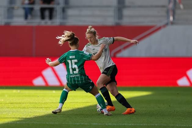 Duel between Carolin Simon FC Bayern Muenchen, 30 and Michelle Weiss SV Werder Bremen, 15 , GER, FC Bayern Muenchen vs SV Werder Bremen, Soccer, Google Pixel Womens Bundesliga, Matchday 5, Season 2025 2026, 04 10 2025, DFL DFB REGULATIONS PROHIBIT ANY USE OF PHOTOGRAPHS as IMAGE SEQUENCES and or QUASI VIDEO, GER, FC Bayern Muenchen vs SV Werder Bremen, Football, Google Pixel Frauen Bundesliga, 5 Spieltag, Saison 2025 2026, 04 10 2025 Muenchen Copyright: xEibner-Pressefoto JennixMaulx EP_JML