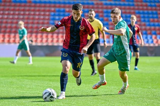 v li Mike Gevorgyan Unterhaching, 10 Philipp Hack Greuther Fürth II, 13 in duel, duel, tackle, dynamic, action, action, 04 10 2025, Unterhaching Germany , Football, Regionalliga Bayern, SpVgg Unterhaching SpVgg Greuther Fürth II xslx
