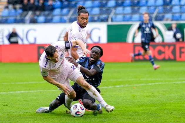 v li Jannik Müller Osnabrück, 24 , Yigit Karademir Osnabrück, 4 , Kennedy Onyedika Okpala SVWM, 32 , duel, duel scene, duel, tackle, tackling, dynamics, action, action, 04 10 2025, Mannheim Germany , Football, 3 Liga, SV Waldhof Mannheim VfL Osnabrück, DFB DFL REGULATIONS PROHIBIT ANY USE OF PHOTOGRAPHS AS IMAGE SEQUENCES AND OR QUASI VIDEO xozx