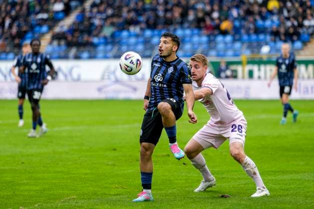 v li Arianit Ferati SVWM, 10 , Fridolin Wagner Osnabrück, 26 , duel, duel, tackle, tackling, dynamics, action, action, 04 10 2025, Mannheim Germany , Football, 3 Liga, SV Waldhof Mannheim VfL Osnabrück, DFB DFL REGULATIONS PROHIBIT ANY USE OF PHOTOGRAPHS AS IMAGE SEQUENCES AND OR QUASI VIDEO xozx