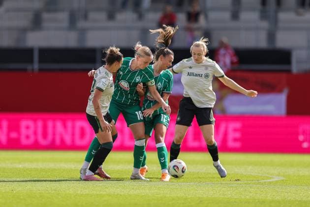 Arianna Caruso FC Bayern Muenchen, 27 with Lina Hausicke SV Werder Bremen, 18 and Maja Sternad SV Werder Bremen, 11 , with Magdalena Eriksson FC Bayern Muenchen, 05 , GER, FC Bayern Muenchen vs SV Werder Bremen, Soccer, Google Pixel Womens Bundesliga, Matchday 5, Season 2025 2026, 04 10 2025, DFL DFB REGULATIONS PROHIBIT ANY USE OF PHOTOGRAPHS as IMAGE SEQUENCES and or QUASI VIDEO, GER, FC Bayern Muenchen vs SV Werder Bremen, Football, Google Pixel Womens Bundesliga, 5 Matchday, Season 2025 2026, 04 10 2025 Muenchen Copyright: xEibner-Pressefoto JennixMaulx EP_JML