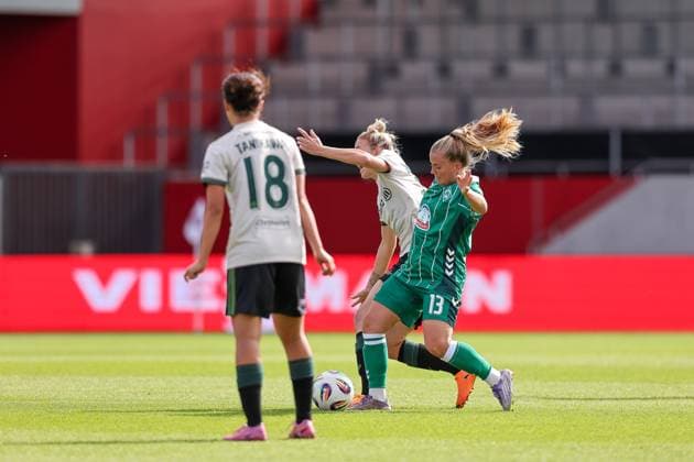 Duel between Ricarda Walkling SV Werder Bremen, 13 and Carolin Simon FC Bayern Muenchen, 30 , with Momoko Tanikawa FC Bayern Muenchen, 18 , GER, FC Bayern Muenchen vs SV Werder Bremen, Soccer, Google Pixel Womens Bundesliga, Matchday 5, Season 2025 2026, 04 10 2025, DFL DFB REGULATIONS PROHIBIT ANY USE OF PHOTOGRAPHS as IMAGE SEQUENCES and or QUASI VIDEO, GER, FC Bayern Muenchen vs SV Werder Bremen, Football, Google Pixel Womens Bundesliga, 5 Matchday, Season 2025 2026, 04 10 2025 Muenchen Copyright: xEibner-Pressefoto JennixMaulx EP_JML