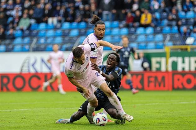 Jannik M ller VfL Osnabr ck, 24 anticipates Kennedy Okpala SV Waldhof Mannheim, 32 at SV Waldhof Mannheim VfL Osnabrueck on 04 10 25 at Carl Benz Stadium, Mannheim xamx Photo Alfio Marino Copyright: