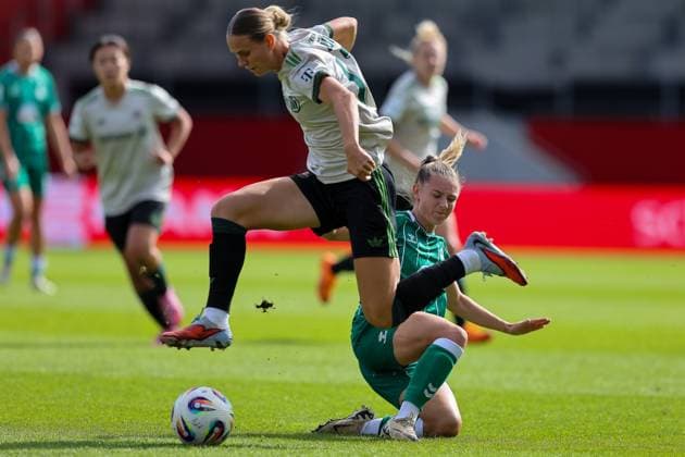 Klara Buehl FC Bayern Muenchen, 17 with Michelle Weiss SV Werder Bremen, 15 , GER, FC Bayern Muenchen vs SV Werder Bremen, Soccer, Google Pixel Women Bundesliga, 5 Matchday, Season 2025 2026, 04 10 2025, DFL DFB REGULATIONS PROHIBIT ANY USE OF PHOTOGRAPHS as IMAGE SEQUENCES and or QUASI VIDEO, GER, FC Bayern Muenchen vs SV Werder Bremen, Football, Google Pixel Frauen Bundesliga, 5 Spieltag, Saison 2025 2026, 04 10 2025 Muenchen Copyright: xEibner-Pressefoto JennixMaulx EP_JML