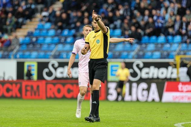 The impartial points to the corner kick at SV Waldhof Mannheim VfL Osnabrueck on 04 10 25 at Carl Benz Stadion, Mannheim xamx Photo Alfio Marino Copyright: