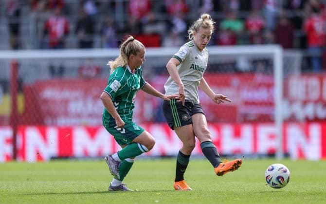 DEU, München, FC Bayern München vs Werder Bremen, Google Pixel Frauen Bundesliga, DFB, Saison 2526, FC Bayern Campus, 5 Spieltag im Bild Vanessa Fischer Werder Bremen 1 , Carolin Simon Bayern München 30 DFB DFL REGULATIONS PROHIBIT ANY USE OF PHOTOGRAPHS AS IMAGE SEQUENCES AND OR QUASI VIDEO, 04 10 2025, Copyright: HMBxMedia HendrikxHamelau