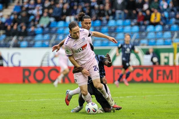 Jannik M ller VfL Osnabr ck, 24 anticipates Kennedy Okpala SV Waldhof Mannheim, 32 at SV Waldhof Mannheim VfL Osnabrueck on 04 10 25 at Carl Benz Stadium, Mannheim xamx Photo Alfio Marino Copyright: