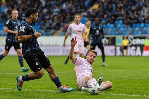 Fridolin Wagner VfL Osnabr ck, 26 anticipates Arianit Ferati SV Waldhof Mannheim, 10 at SV Waldhof Mannheim VfL Osnabrueck on 04 10 25 at Carl Benz Stadium, Mannheim xamx Photo Alfio Marino Copyright: