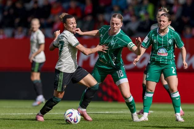 from left Arianna Caruso FC Bayern Munich, 27 , Lina Hausicke SV Werder Bremen, 18 and Chiara D Angelo SV Werder Bremen, 2 in duel, duel, dynamics, action, action scene, THE DFB GUIDELINES PROHIBIT ANY USE OF PHOTOGRAPHS AS IMAGE SEQUENCES AND OR QUASI VIDEO DFB REGULATIONS PROHIBIT ANY USE OF PHOTOGRAPHS AS IMAGE SEQUENCES AND OR QUASI VIDEO , 04 10 2025, Munich Germany , Football, Google Pixel Women Bundesliga, FC Bayern Munich SV Werder Bremen xobx