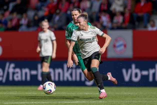 from left Larissa Mühlhaus SV Werder Bremen, 7 and Arianna Caruso FC Bayern München, 27 in a duel, dynamic, action, action, game scene, THE DFB GUIDELINES PROHIBIT ANY USE OF PHOTOGRAPHS AS IMAGE SEQUENCES AND OR QUASI VIDEO DFB REGULATIONS PROHIBIT ANY USE OF PHOTOGRAPHS AS IMAGE SEQUENCES AND OR QUASI VIDEO , 04 10 2025, Munich Germany , Football, Google Pixel Womens Bundesliga, FC Bayern Munich SV Werder Bremen xobx