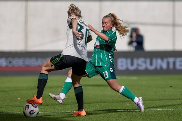 from left Carolin Simon FC Bayern Munich, 30 and Ricarda Walkling SV Werder Bremen, 13 in a duel, dynamic, action, action, game scene, THE DFB GUIDELINES PROHIBIT ANY USE OF PHOTOGRAPHS AS IMAGE SEQUENCES AND OR QUASI VIDEO DFB REGULATIONS PROHIBIT ANY USE OF PHOTOGRAPHS AS IMAGE SEQUENCES AND OR QUASI VIDEO , 04 10 2025, Munich Germany , Football, Google Pixel Womens Bundesliga, FC Bayern Munich SV Werder Bremen xobx