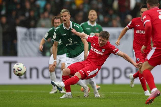 04 10 2025, xjcx, Herren, Fußball, Saison 2025 2026, 3 Liga, 10 Spieltag 1 FC Schweinfurt 1905 SC Verl Thomas Meißner 8, 1 FC Schweinfurt 1905 und Dennis Waidner 8, SC Verl , DFL DFB REGULATES PROHIBIT ANY USE OF PHOTOGRAPHS AS IMAGE SEQUENCES AND OR QUASI VIDEO Schweinfurt Sachs Stadion Bayern Germany