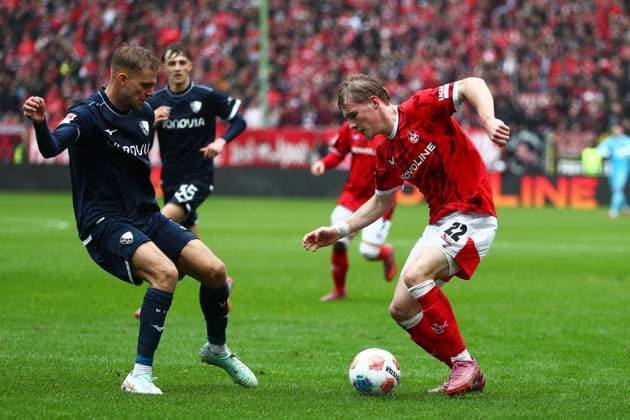 04 10 2025, xmohx, Fußball 2 Bundesliga, 1 FC Kaiserslautern VfL Bochum v l Leandro Morgalla VfL Bochum Mika Haas 1 FC Kaiserslautern Zweikampf, Aktion, action, battle for the ball DFL DFB REGULATIONS PROHIBIT ANY USE OF PHOTOGRAPHS as IMAGE SEQUENCES and or QUASI VIDEO Kaiserslautern