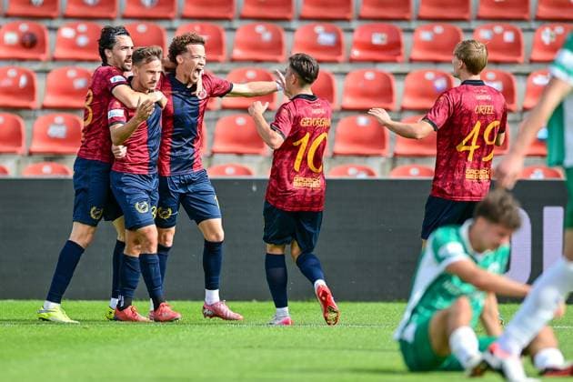 Unterhaching players with goal celebration, celebrate the goal, goal, celebration, jubilation over the goal to 1 0 by Simon Skarlatidis Unterhaching, 30 2 v li , optimistic, action, action, 04 10 2025, Unterhaching Germany , Football, Regionalliga Bayern, SpVgg Unterhaching SpVgg Greuther Fürth II xslx