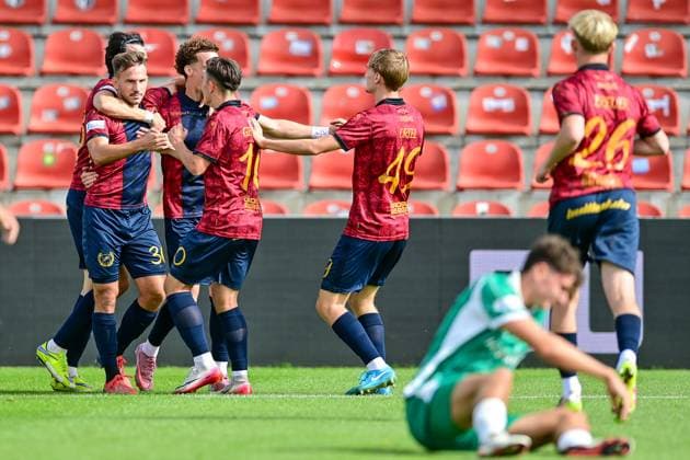 Unterhaching players with goal celebration, celebrate the goal, goal, celebration, jubilation over the goal to 1 0 by Simon Skarlatidis Unterhaching, 30 2 v li , optimistic, action, action, 04 10 2025, Unterhaching Germany , Football, Regionalliga Bayern, SpVgg Unterhaching SpVgg Greuther Fürth II xslx