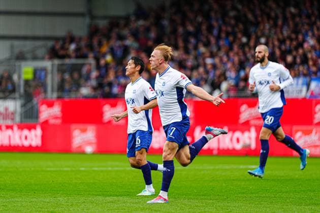 Goal celebration after goal to 0 1 Isac Lidberg SV Darmstadt 98, 07 GER, Holstein Kiel vs SV Darmstadt 98, Football, 2 Bundesliga, Matchday 8, Season 2025 2026, 04 10 2025 DFL REGULATIONS PROHIBIT ANY USE OF PHOTOGRAPHS AS IMAGE SEQUENCES AND OR QUASI VIDEO GER, Holstein Kiel vs SV Darmstadt 98, Football, 2 Bundesliga, Matchday 8, Season 2025 2026, 04 10 2025 Kiel Copyright: xEibner-Pressefoto MarcelxvonxFehrnx EP_MFN