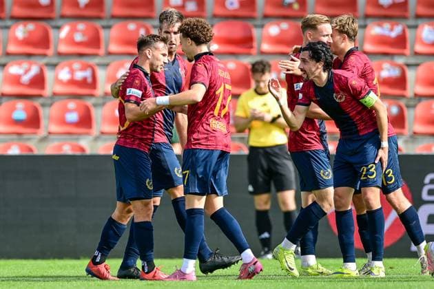 Unterhaching players with goal celebration, celebrate the goal, goal, celebration, jubilation over the goal to 1 0 by Simon Skarlatidis Unterhaching, 30 1 v li , optimistic, action, action, 04 10 2025, Unterhaching Germany , Football, Regionalliga Bayern, SpVgg Unterhaching SpVgg Greuther Fürth II xslx