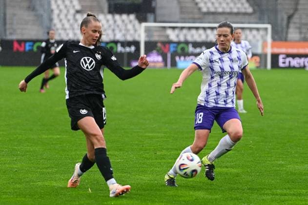 Vivien Endemann Lena Ostermeier Google Pixel Womens Bundesliga SGS Essen Vfl Wolfsburg 04 10 2025 Vivien Endemann VfL Wolfsburg vs Lena Ostermeier SGS Essen google Pixel Womens Bundesliga, 05 Matchday, SGS Essen vs VfL Wolfsburg on October 04, 2025 at Stadion an der Hafenstraße, Essen