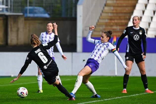 Janina Minge Google Pixel Womens Bundesliga SGS Essen Vfl Wolfsburg 04 10 2025 Janina Minge at goal VfL Wolfsburg google Pixel Womens Bundesliga, 05 Matchday, SGS Essen vs VfL Wolfsburg on October 04, 2025 at Stadion an der Hafenstraße, Essen