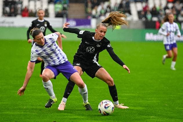 Lena Ostermeier Vivien Endemann Google Pixel Frauen Bundesliga SGS Essen Vfl Wolfsburg 04 10 2025 Lena Ostermeier SGS Essen vs Vivien Endemann VfL Wolfsburg google Pixel Frauen Bundesliga, 05 Matchday, SGS Essen vs VfL Wolfsburg on October 04, 2025 at Stadion an der Hafenstraße, Essen